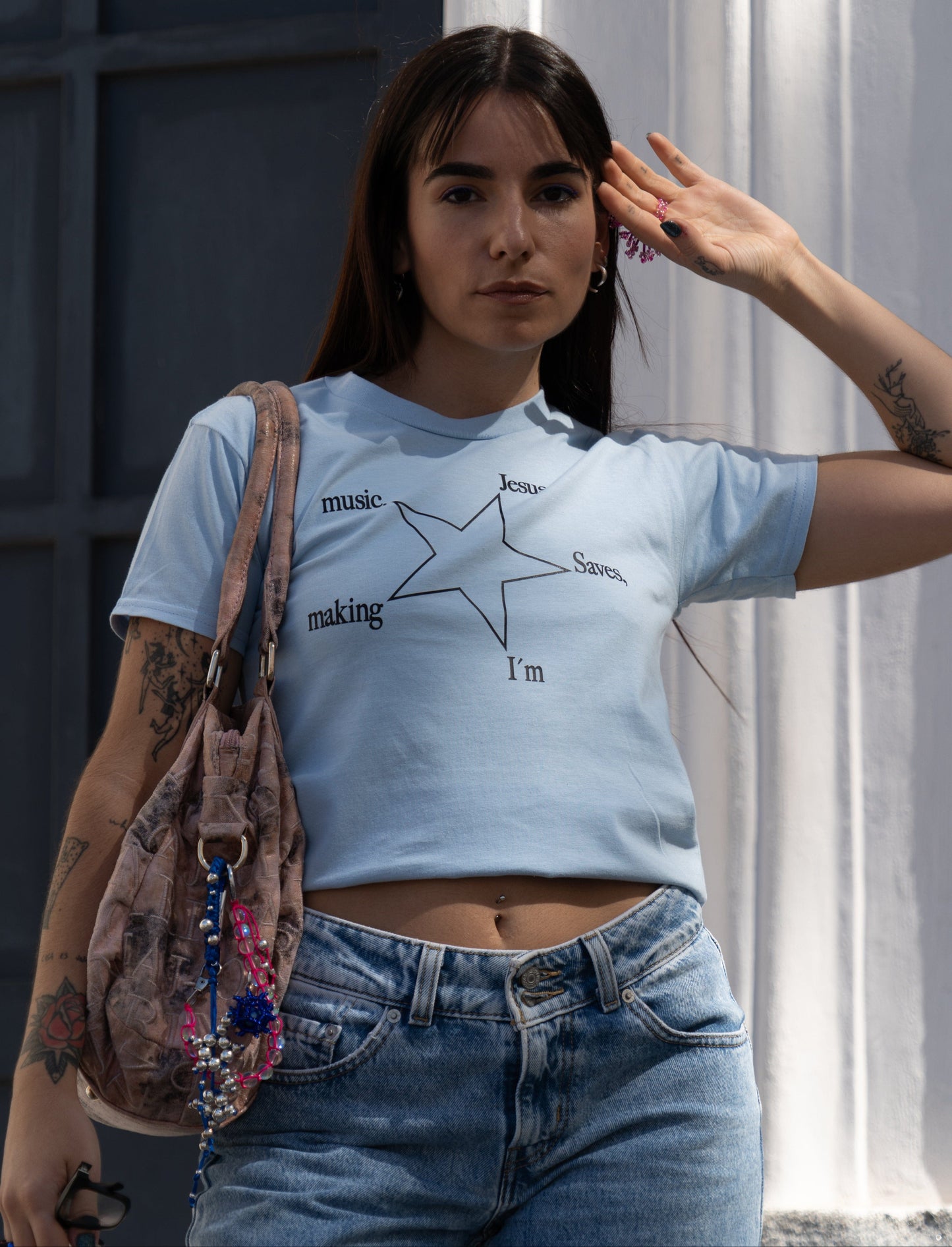 She Sounds - Camiseta "Jesus Saves" (Color Azul)